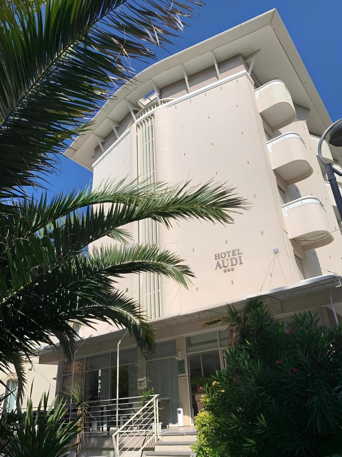 4 Hotel sul Mare vicino all'Arco di Augusto che Vale la Pena
