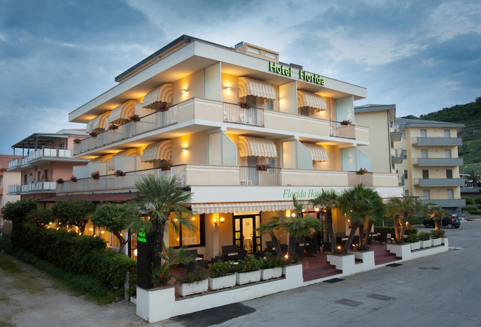 12 Hotel Centrali vicino al Lido di Silvi Marina da Prenotare
